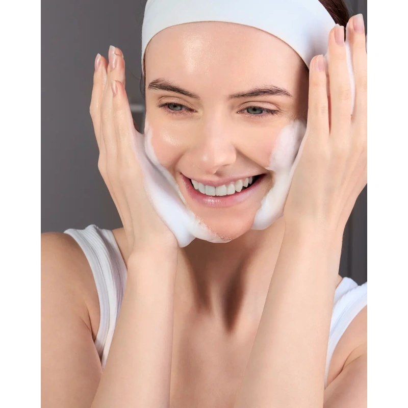3588-cleansing-foams-model01.jpg.webp